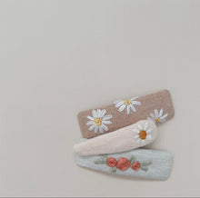 Load image into Gallery viewer, Hand Embroidered Daisies Clip
